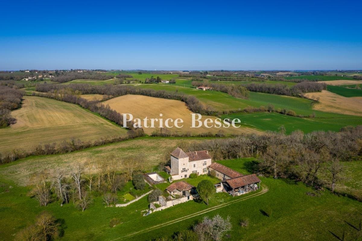 Charming 13th And 17th Century Fortified Manor House With Outbuildings 2