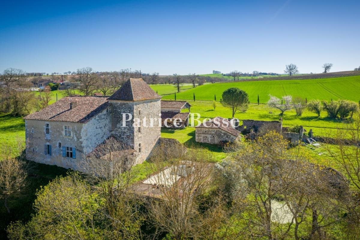 Charming 13th And 17th Century Fortified Manor House With Outbuildings 3