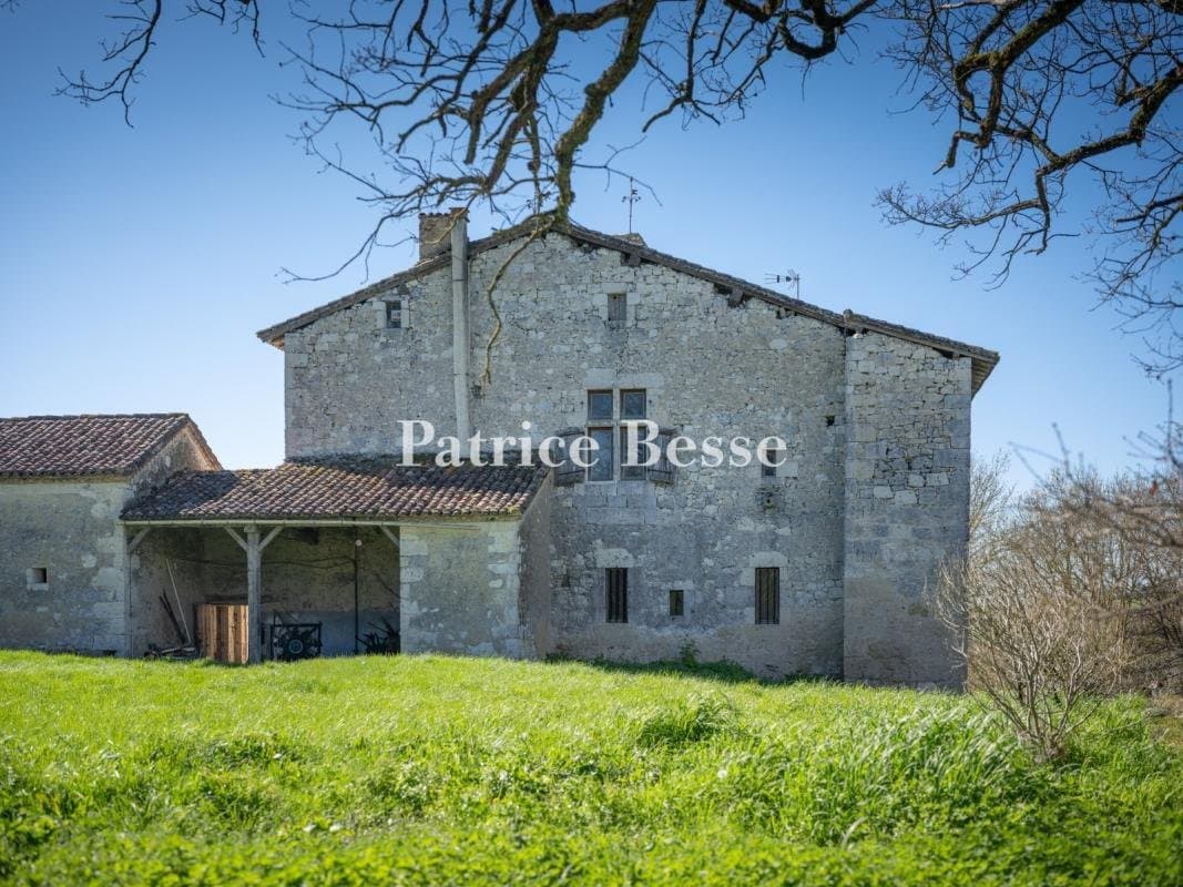 Charming 13th And 17th Century Fortified Manor House With Outbuildings 4