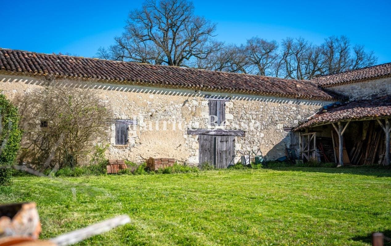 Charming 13th And 17th Century Fortified Manor House With Outbuildings 5
