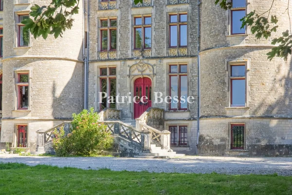 19th Century Château With Extensive Parkland And Farmland 2