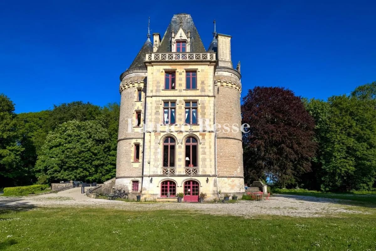 19th Century Château With Extensive Parkland And Farmland 4