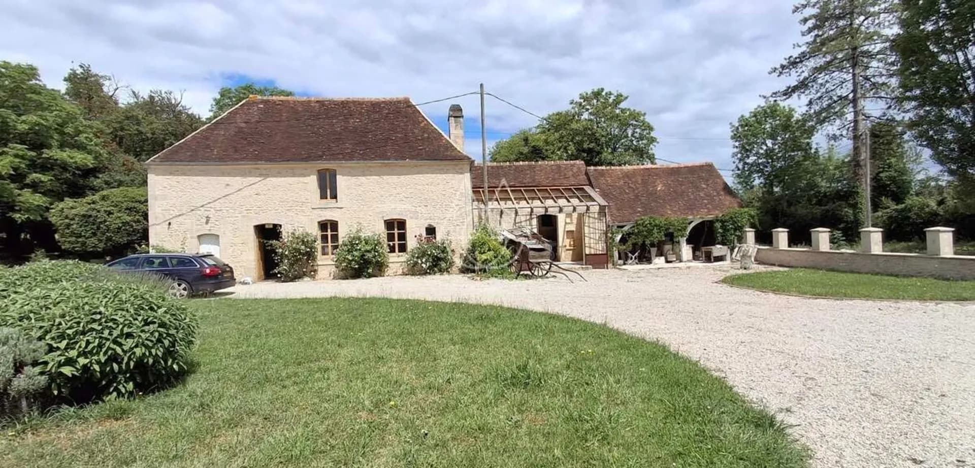 Elegant 18th Century Château With Reception Hall And Expansive Grounds 2