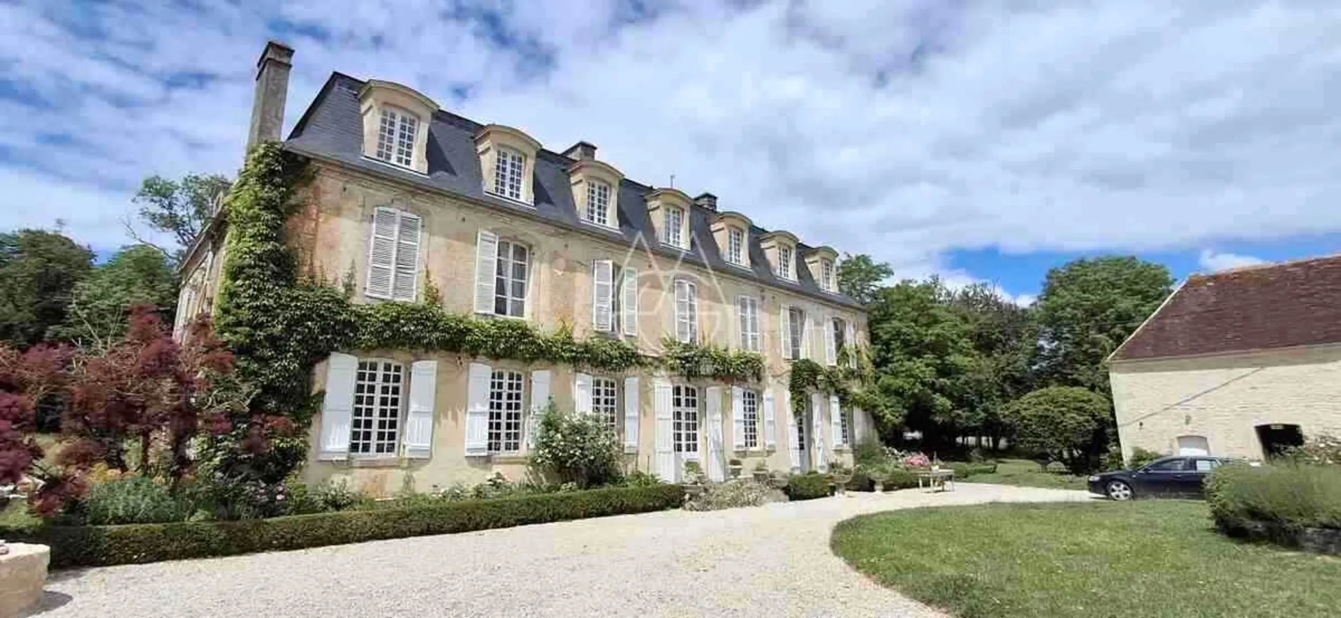 Elegant 18th Century Château With Reception Hall And Expansive Grounds 3