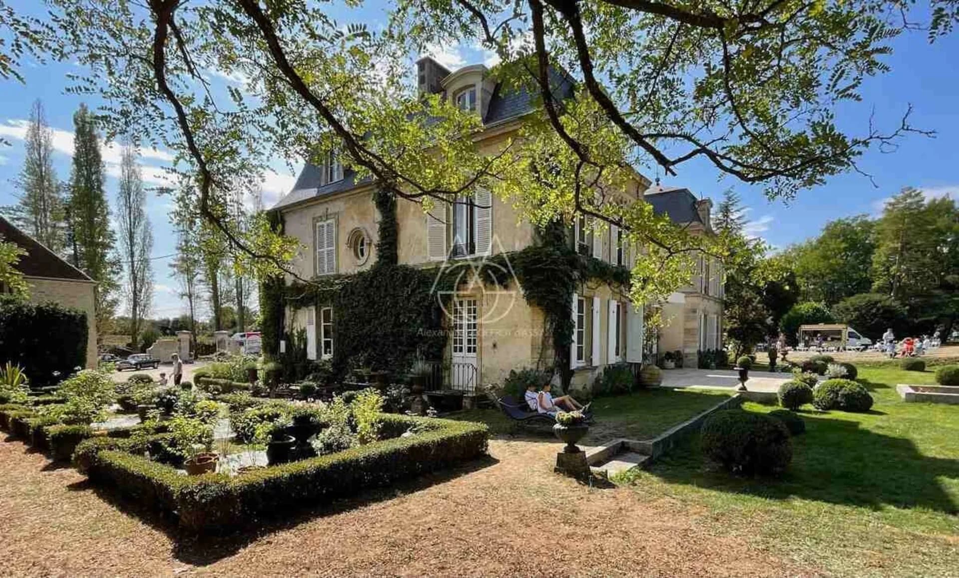 Elegant 18th Century Château With Reception Hall And Expansive Grounds 4