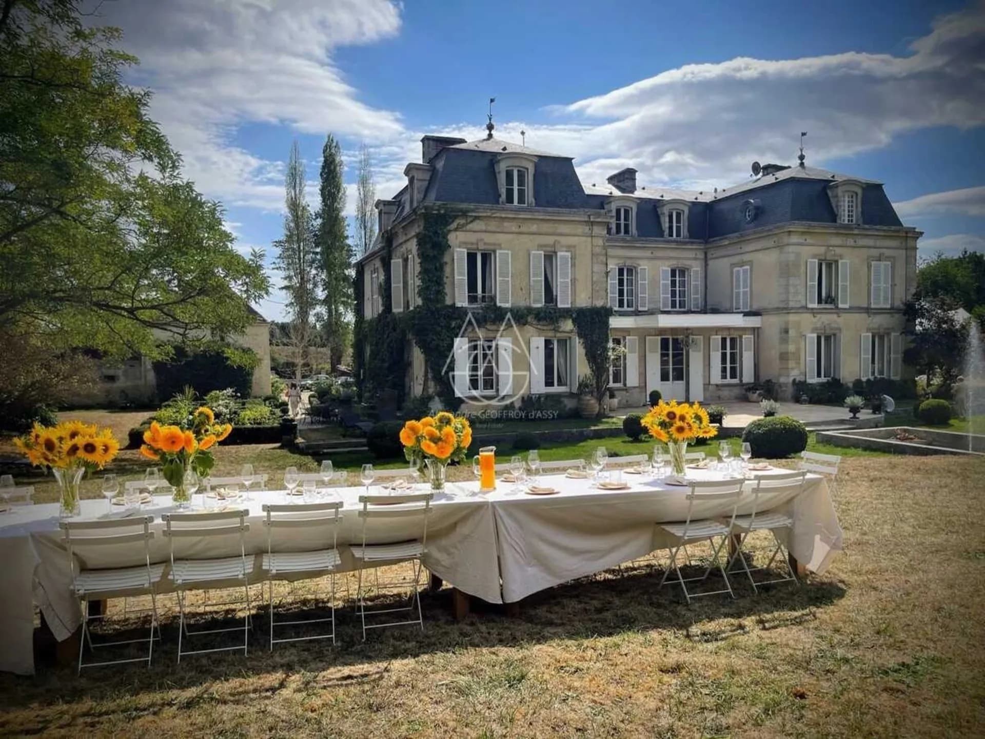 Elegant 18th Century Château With Reception Hall And Expansive Grounds 5