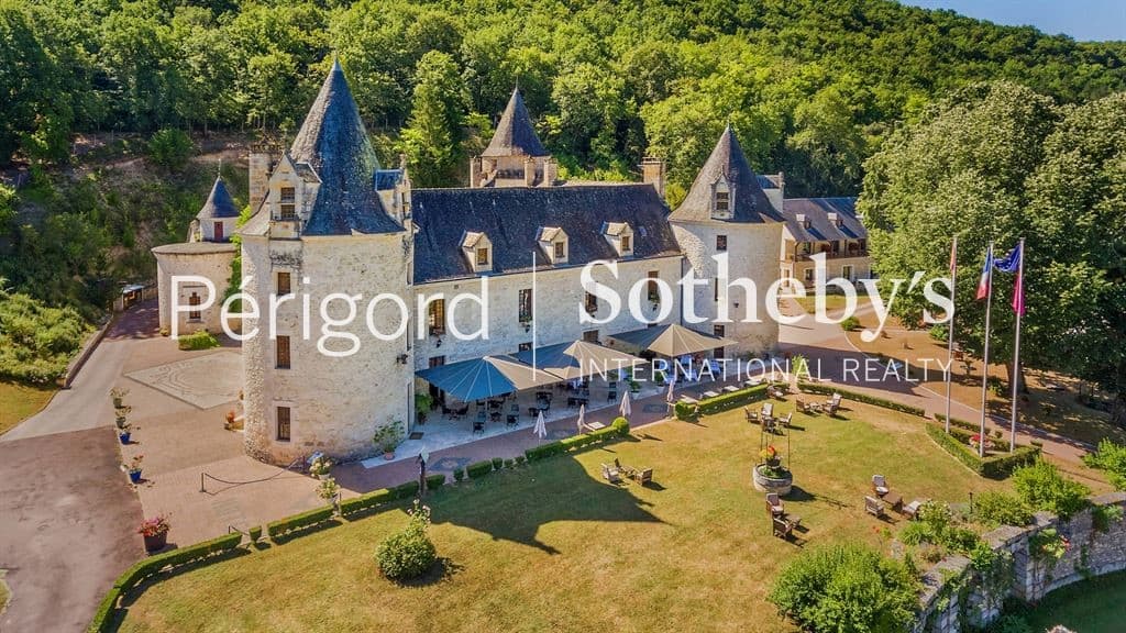 Historic Château With Extensive Grounds And Amenities 2
