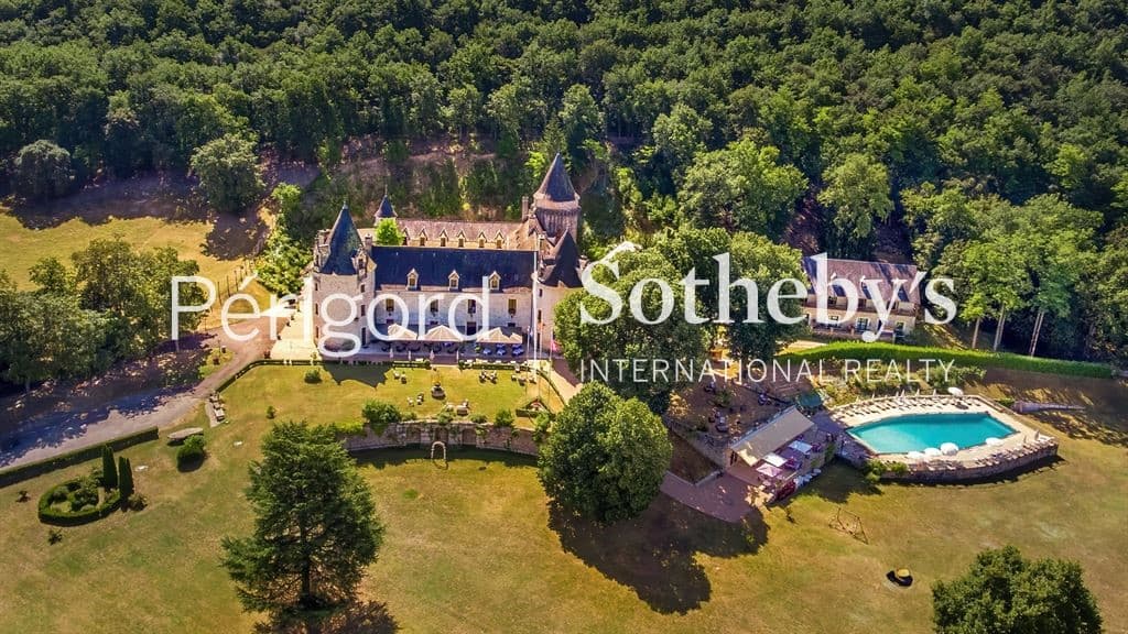 Historic Château With Extensive Grounds And Amenities 3