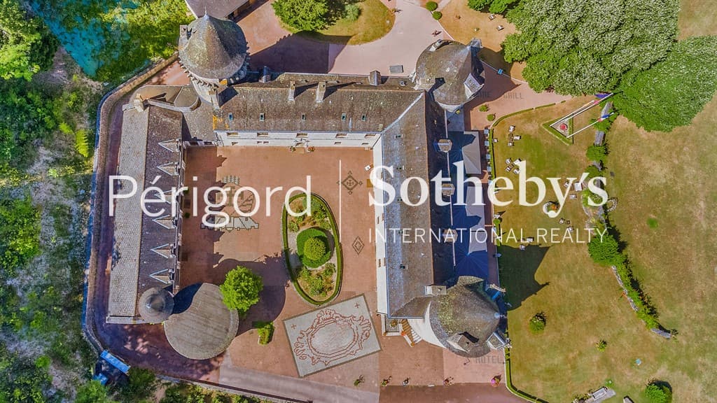 Historic Château With Extensive Grounds And Amenities 4