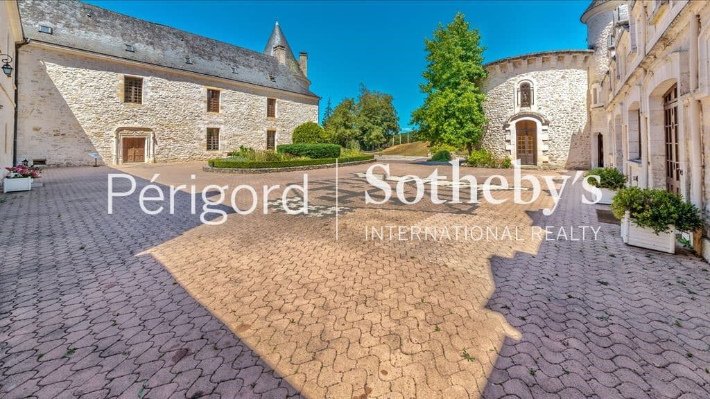 Historic Château With Extensive Grounds And Amenities 5