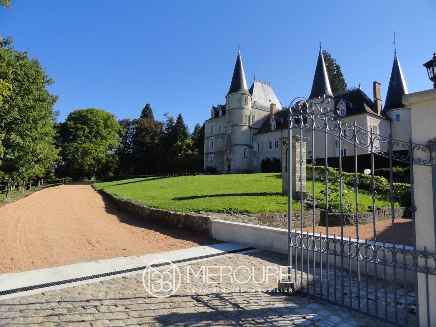 Exceptional Château With Equestrian Facilities Near Vichy — Château for sale in France