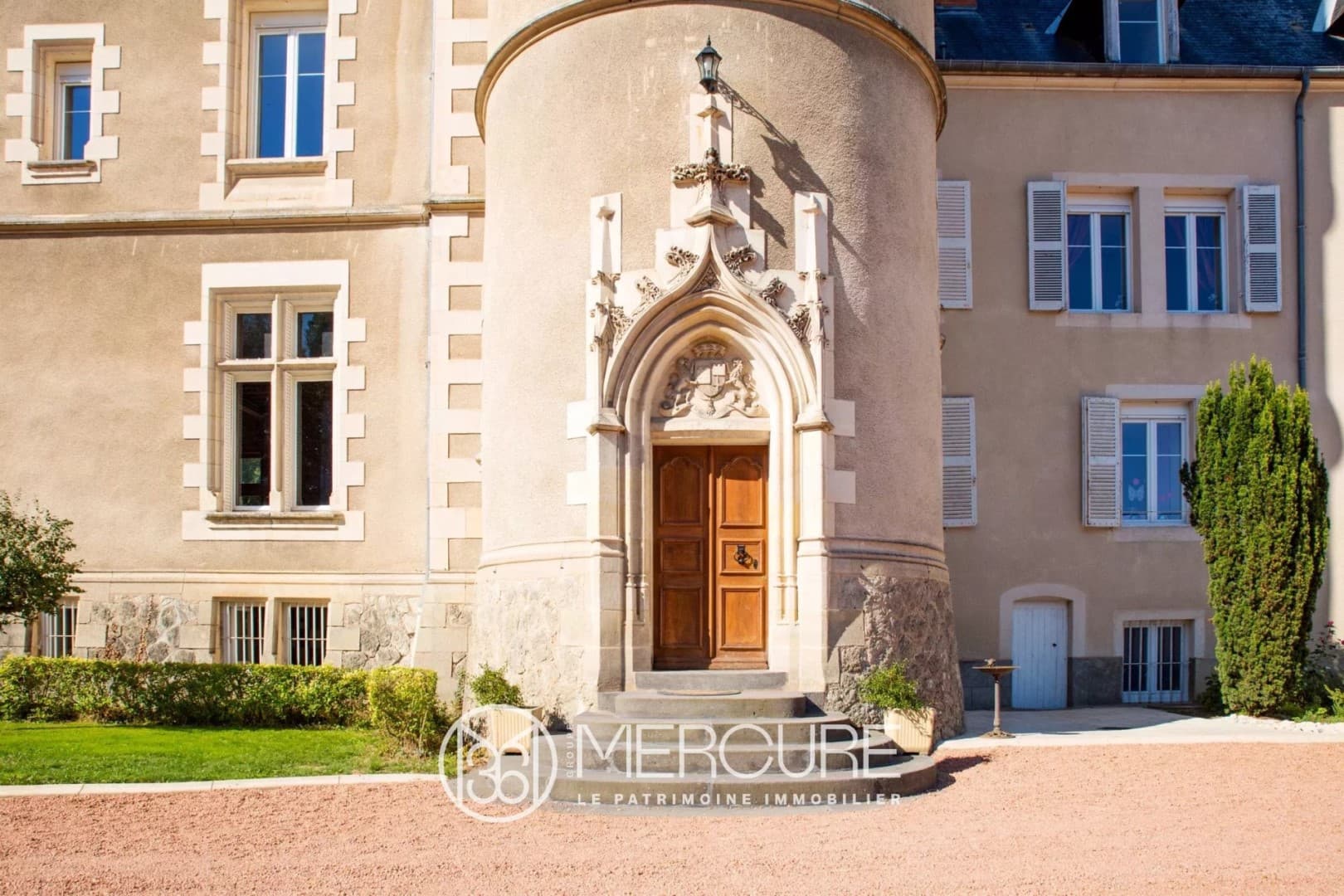 Exceptional Château With Equestrian Facilities Near Vichy 3