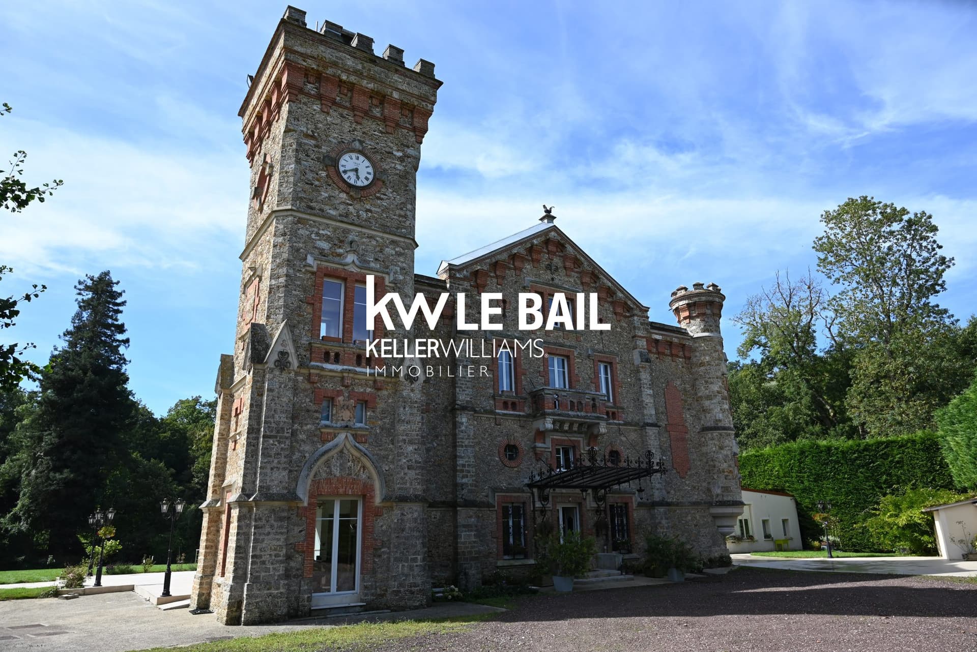 Charming Castle with Swimming Pool in a Quiet Environment