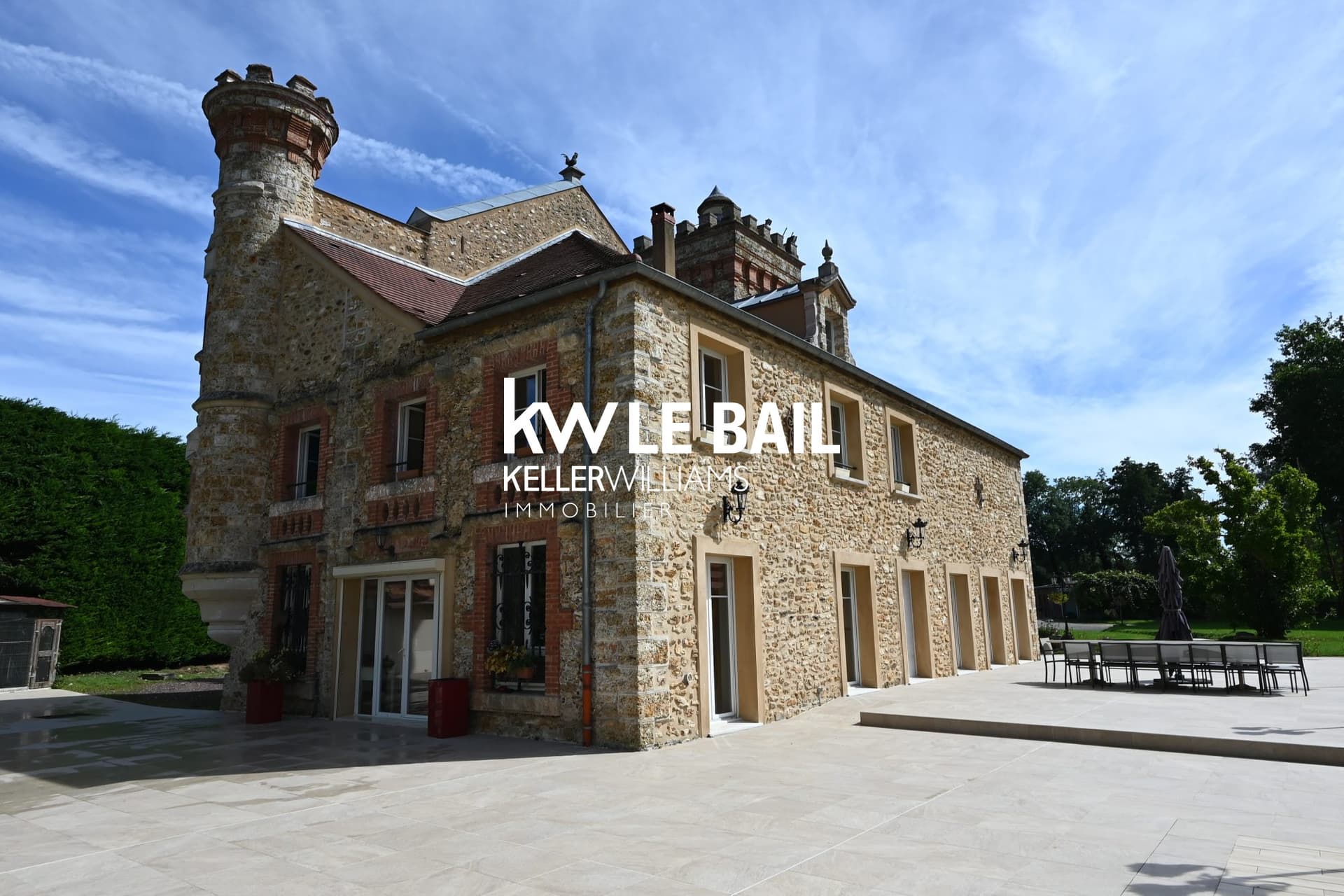 Charming Castle with Swimming Pool in a Quiet Environment 2