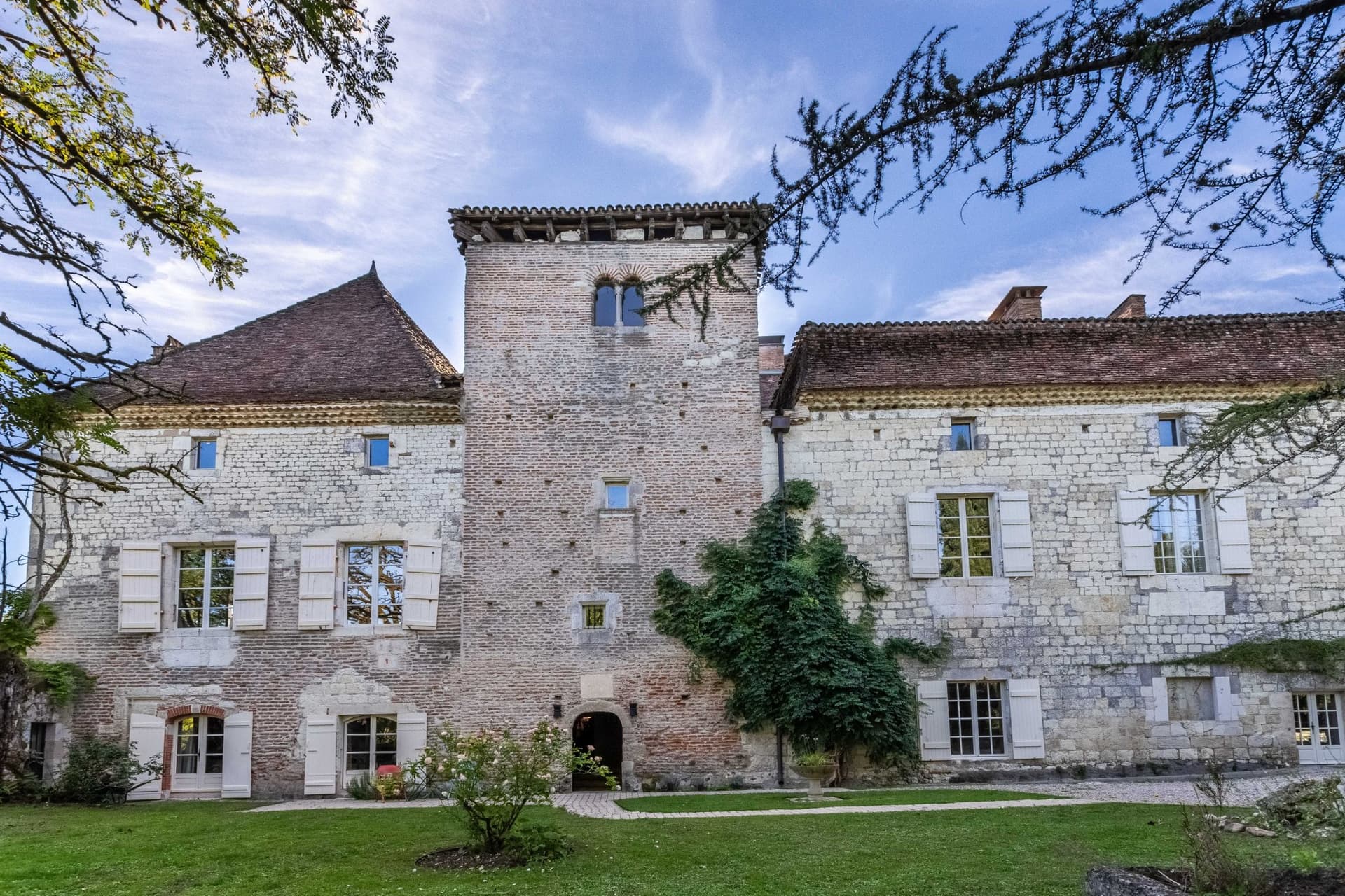Stunning 13th Century Château With Event Facilities And River Access