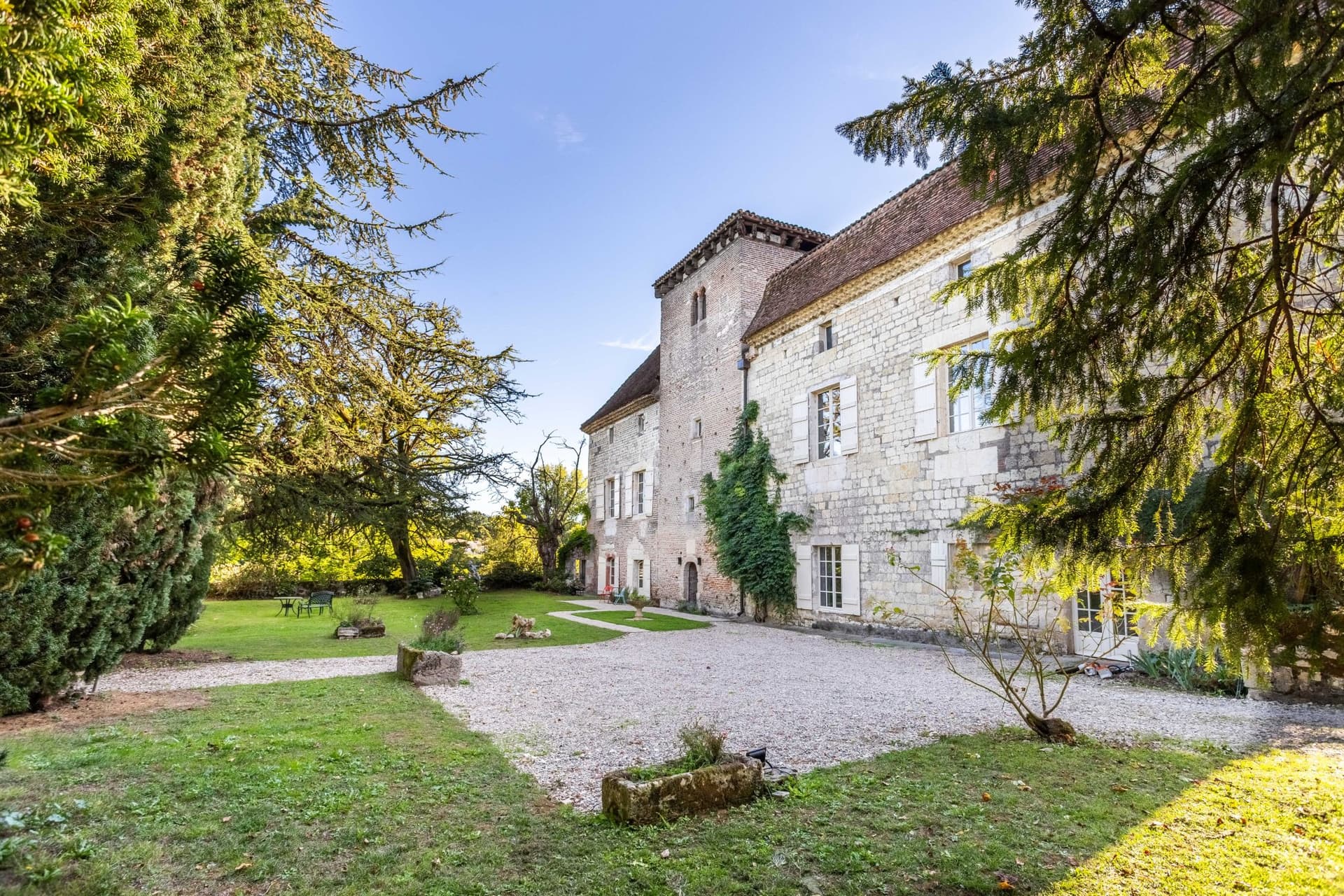 Stunning 13th Century Château With Event Facilities And River Access 2
