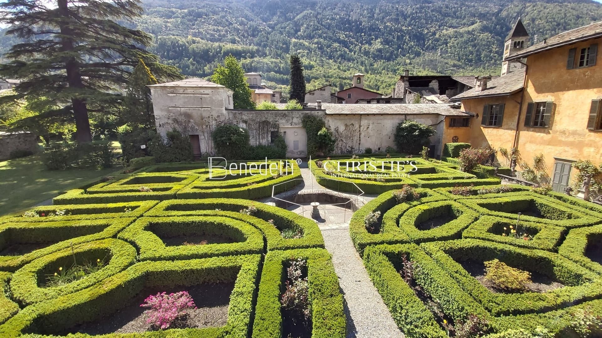 Stunning 17th Century Renaissance-Baroque Palace With Italian Garden 4