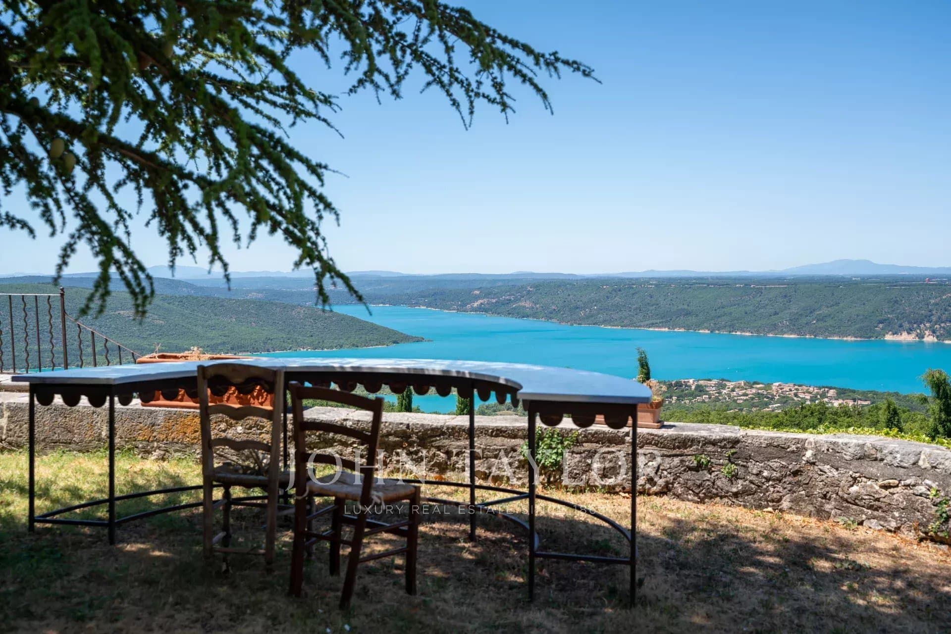 Elegant 17th Century Château Overlooking Lake Sainte Croix 5