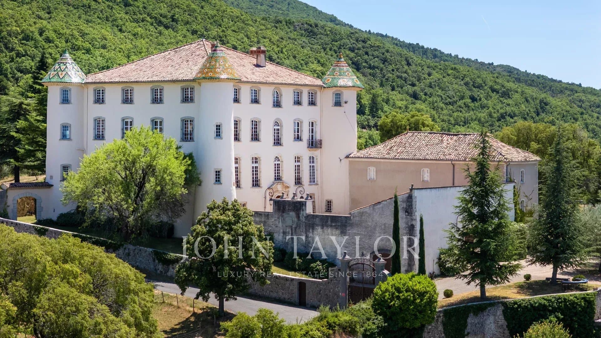 Elegant 17th Century Château Overlooking Lake Sainte Croix 3