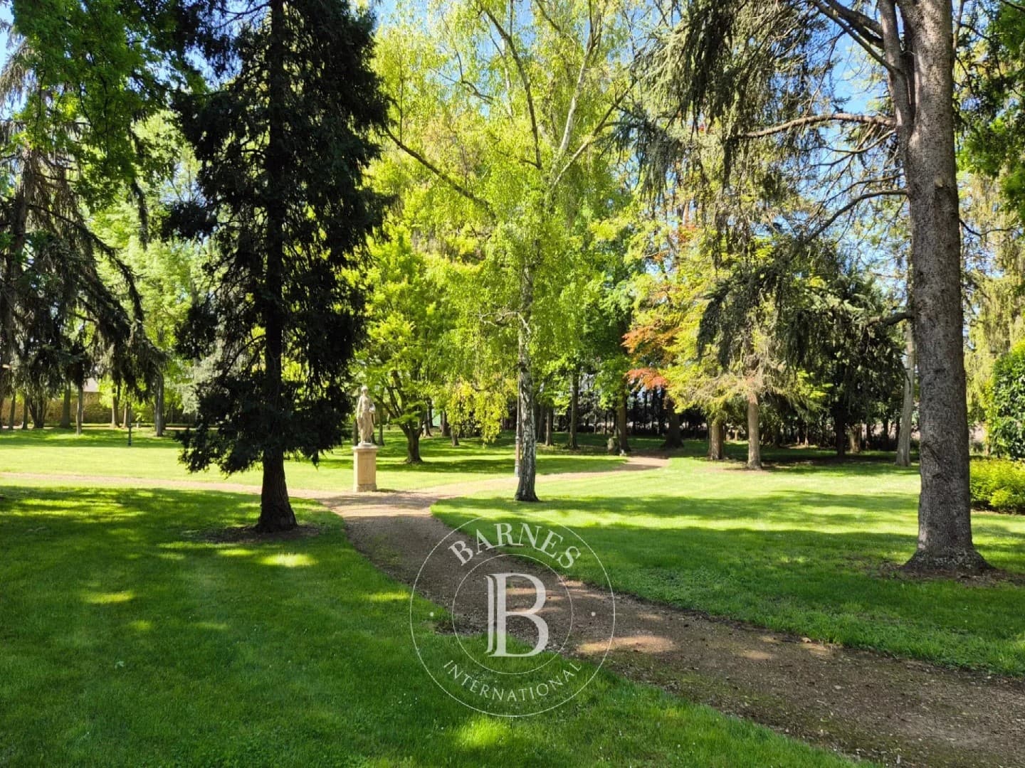 Elegant Château with Extensive Grounds and Event Hosting Potential 5