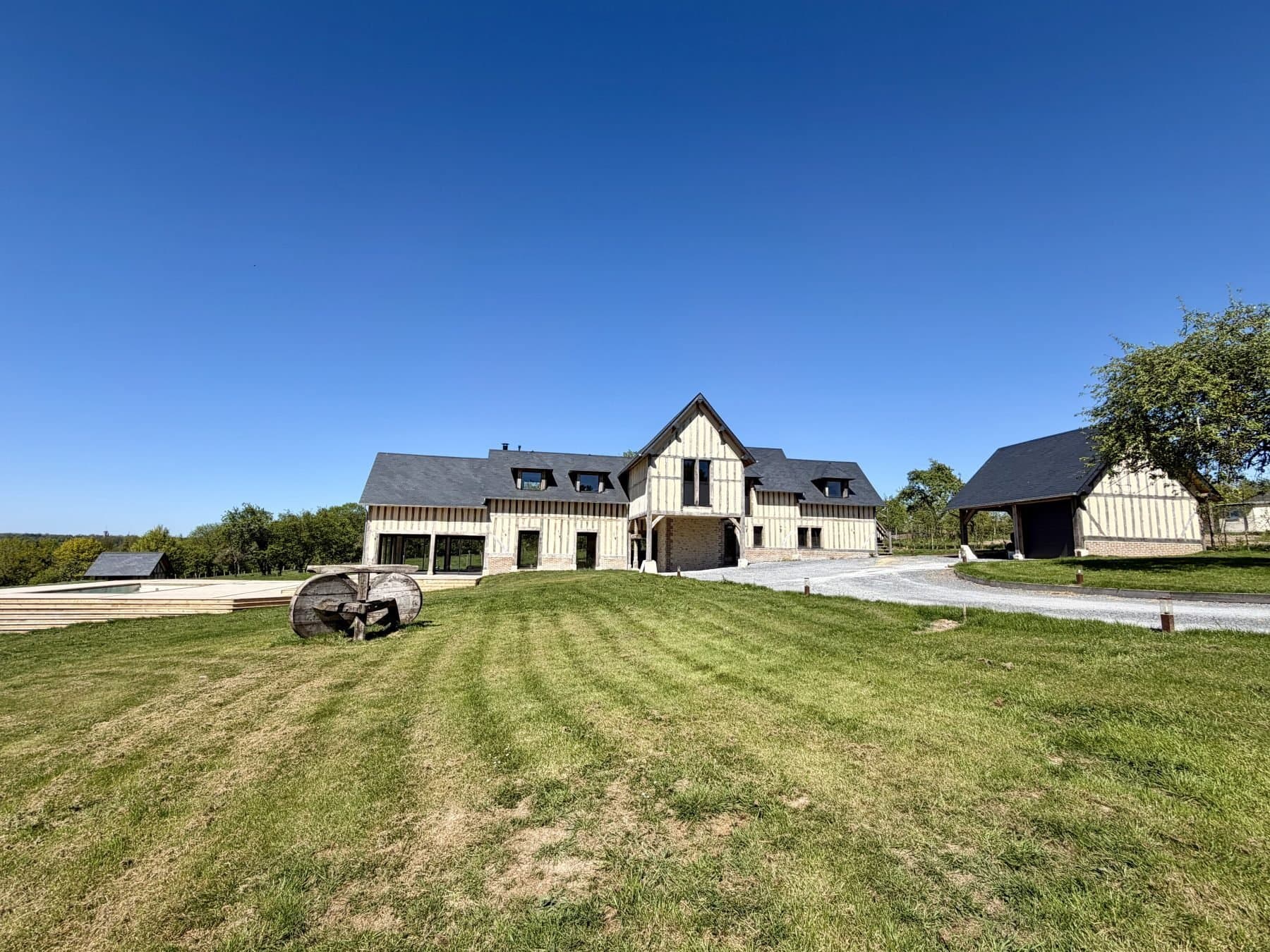 Elegant Renovated Press House With Dominant Countryside View