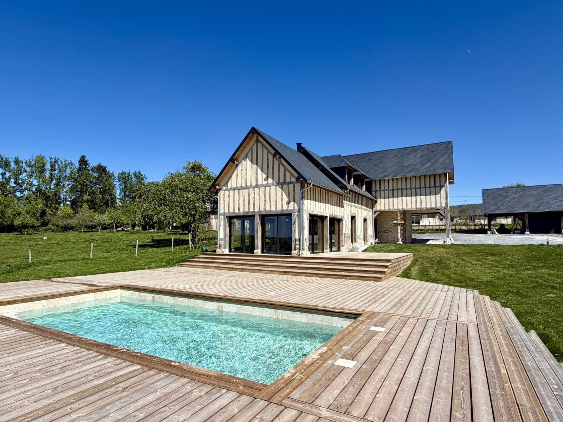 Elegant Renovated Press House With Dominant Countryside View 2