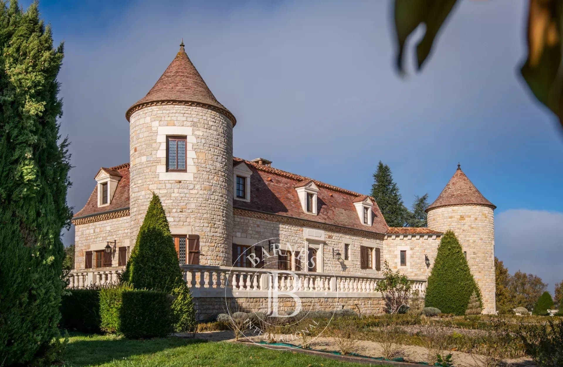 Elegant Château With Guesthouse And Swimming Pool In The Vineyards — Château for sale in Quercy Blanc, France