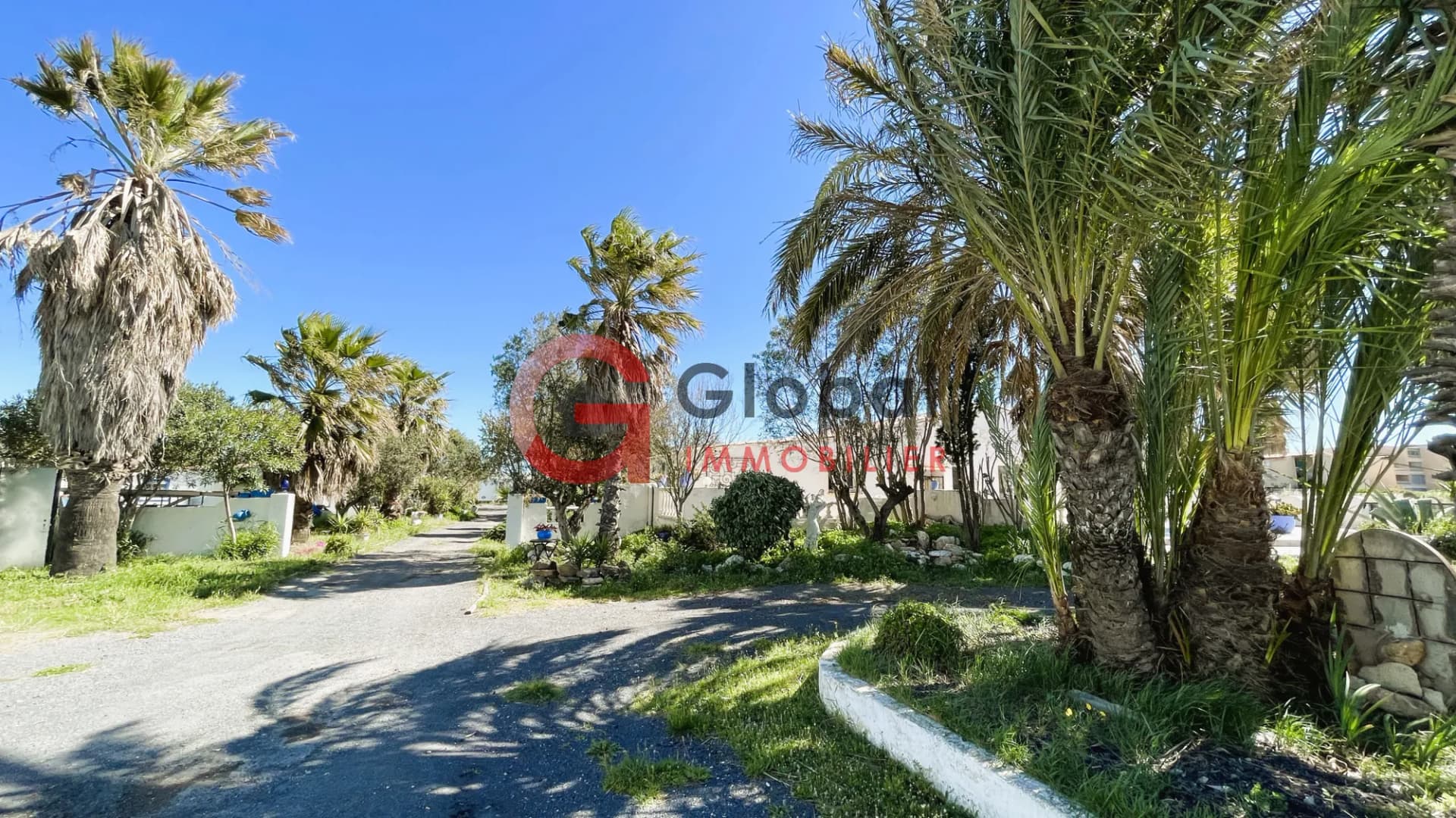 Versatile Property Complex Near the Beach with Multiple Apartments