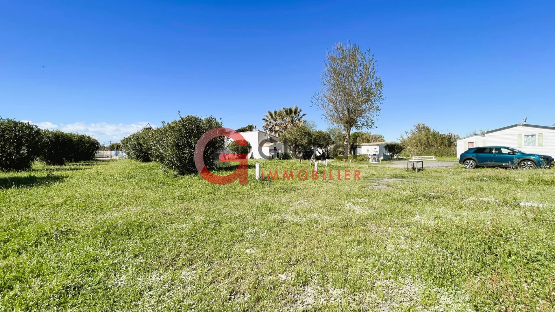 Versatile Property Complex Near the Beach with Multiple Apartments 2