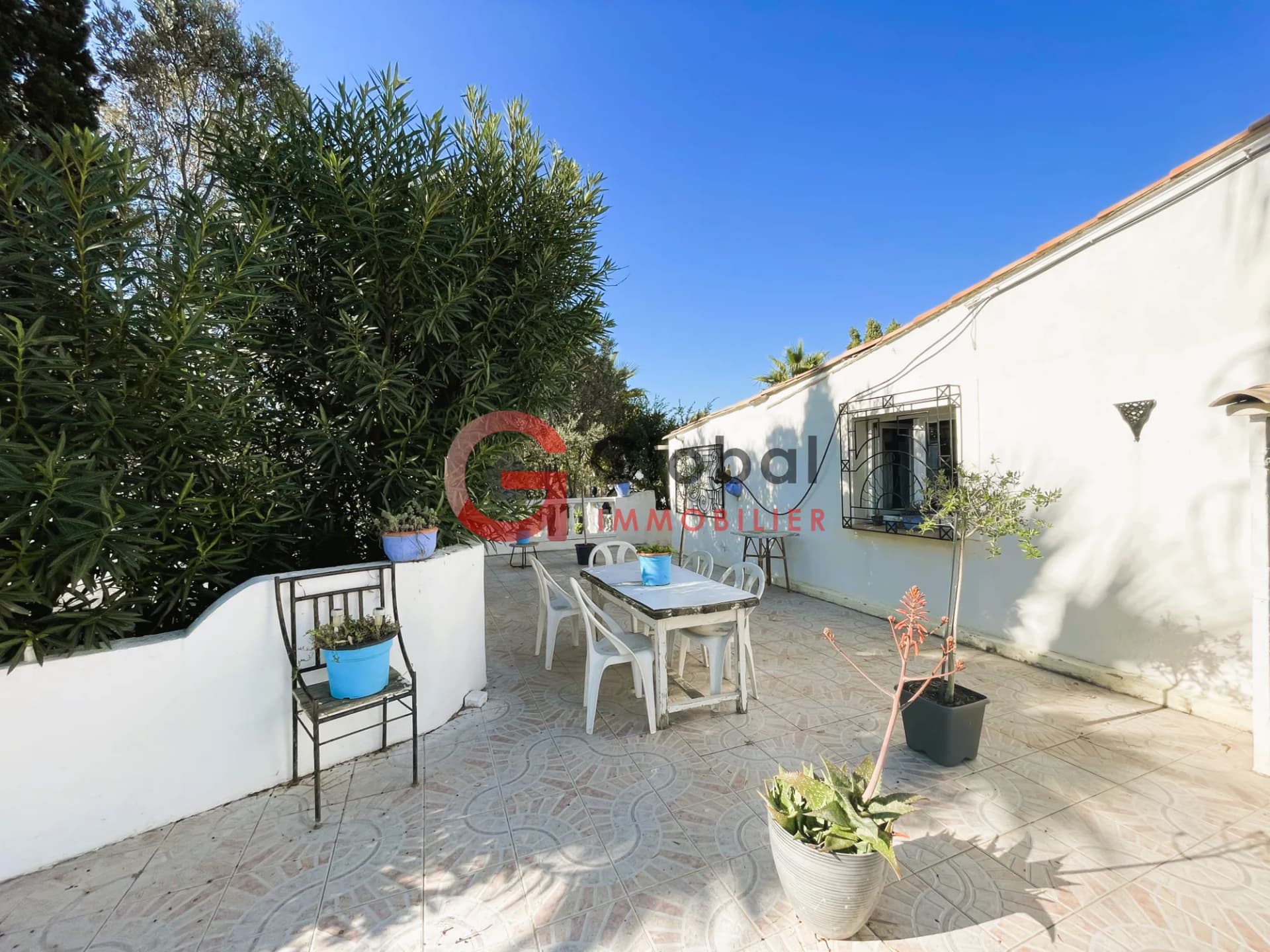 Versatile Property Complex Near the Beach with Multiple Apartments 3