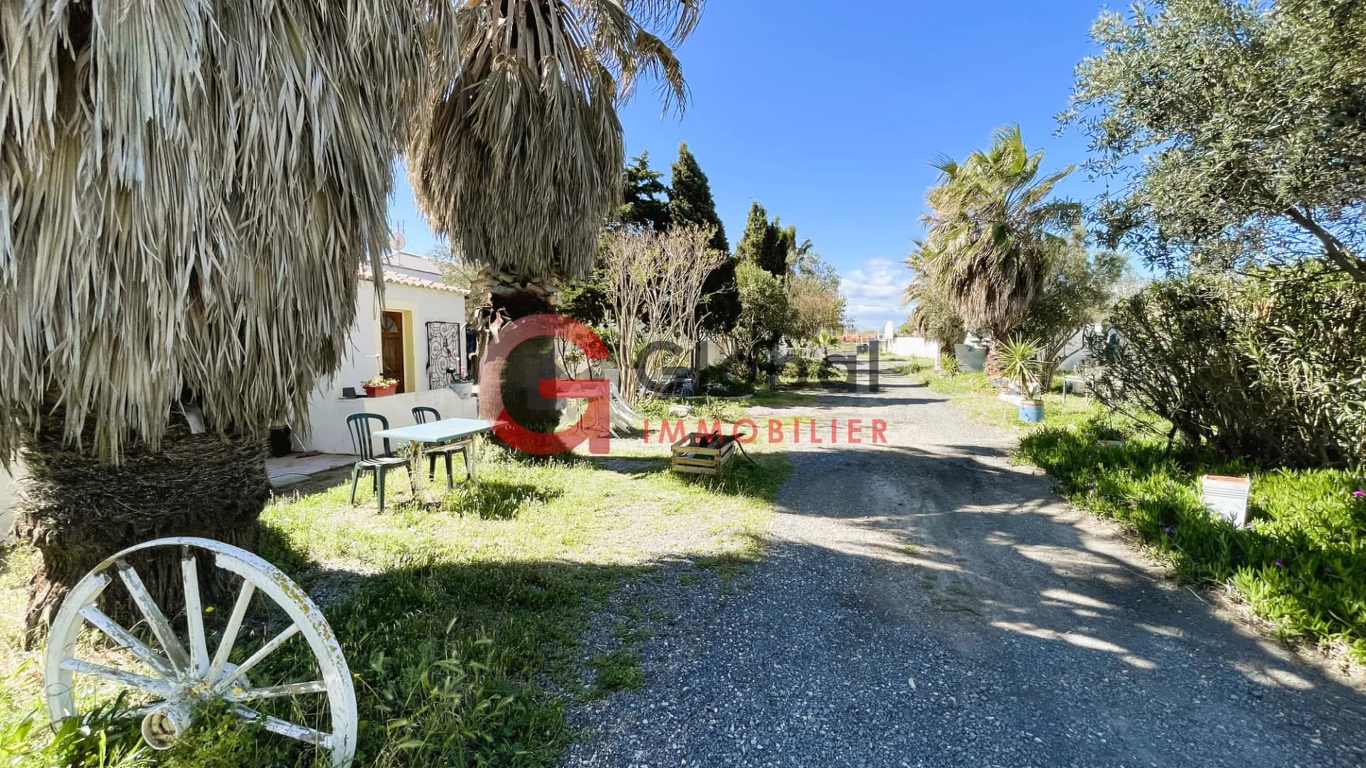 Versatile Property Complex Near the Beach with Multiple Apartments 4