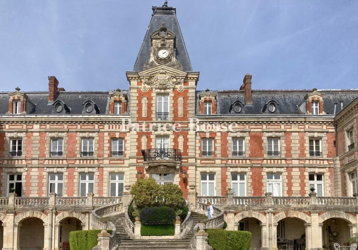 Neo-Louis XIII Style Flat With Patio In A 5 Hectare Château