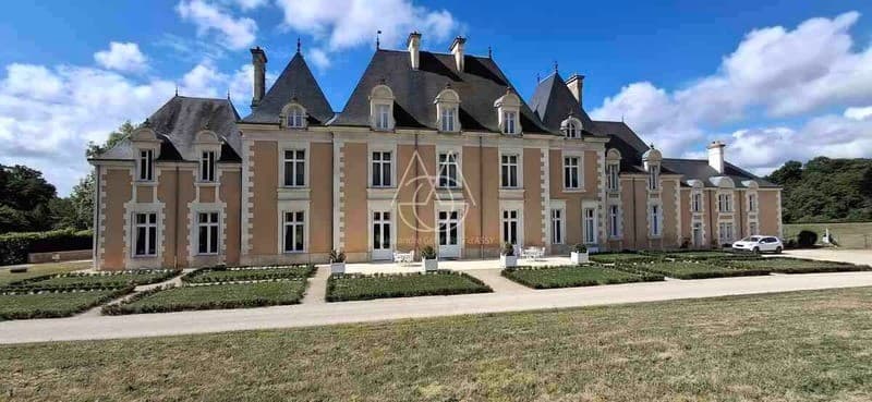 Elegant 19th Century Château With Guest House And Swimming Pool — Château for sale in Nouvelle-Aquitaine, France