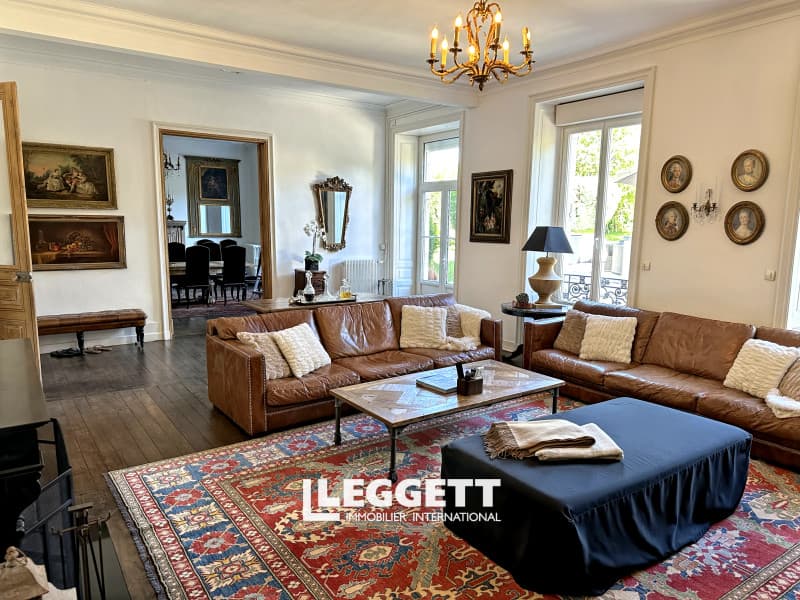 Renovated Château With Heated Swimming Pool And Eight Bedrooms 4