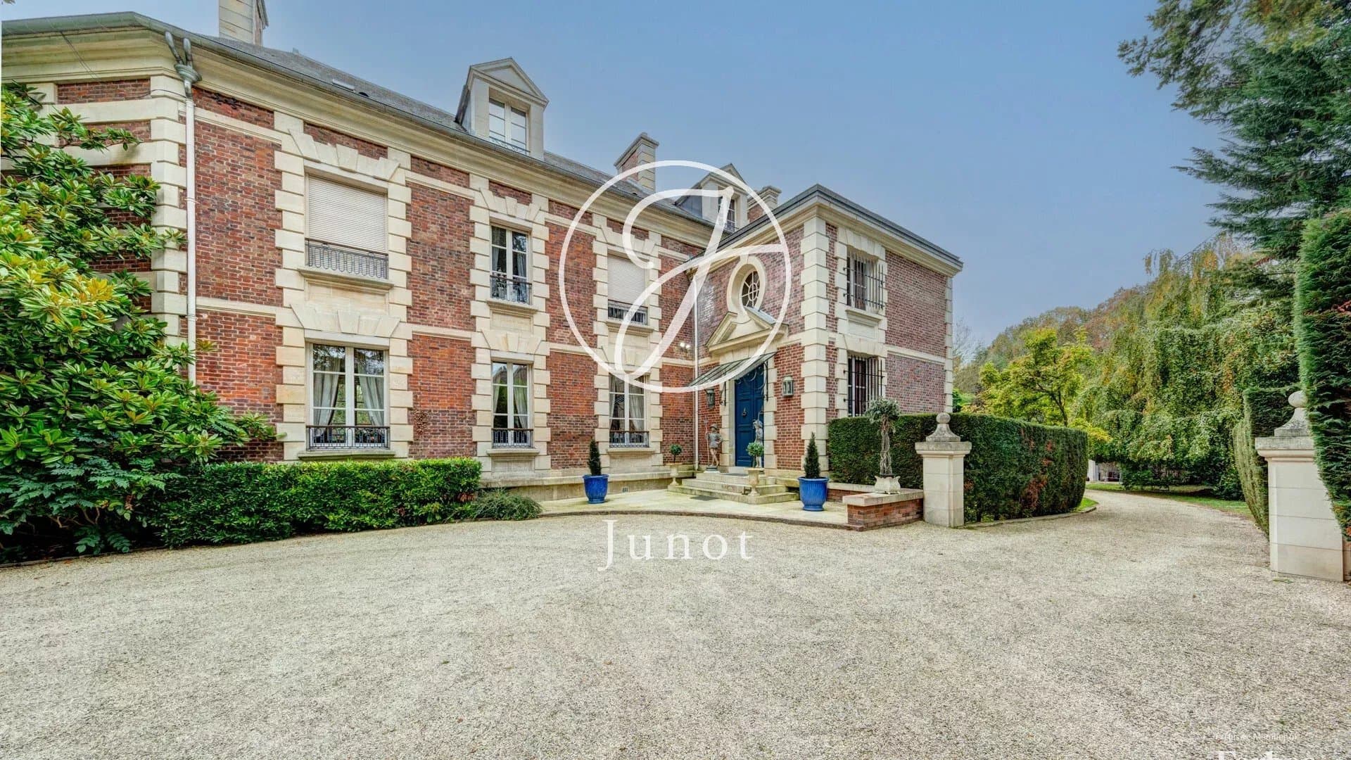 Historic Château With Tennis Court And Landscaped Gardens 2