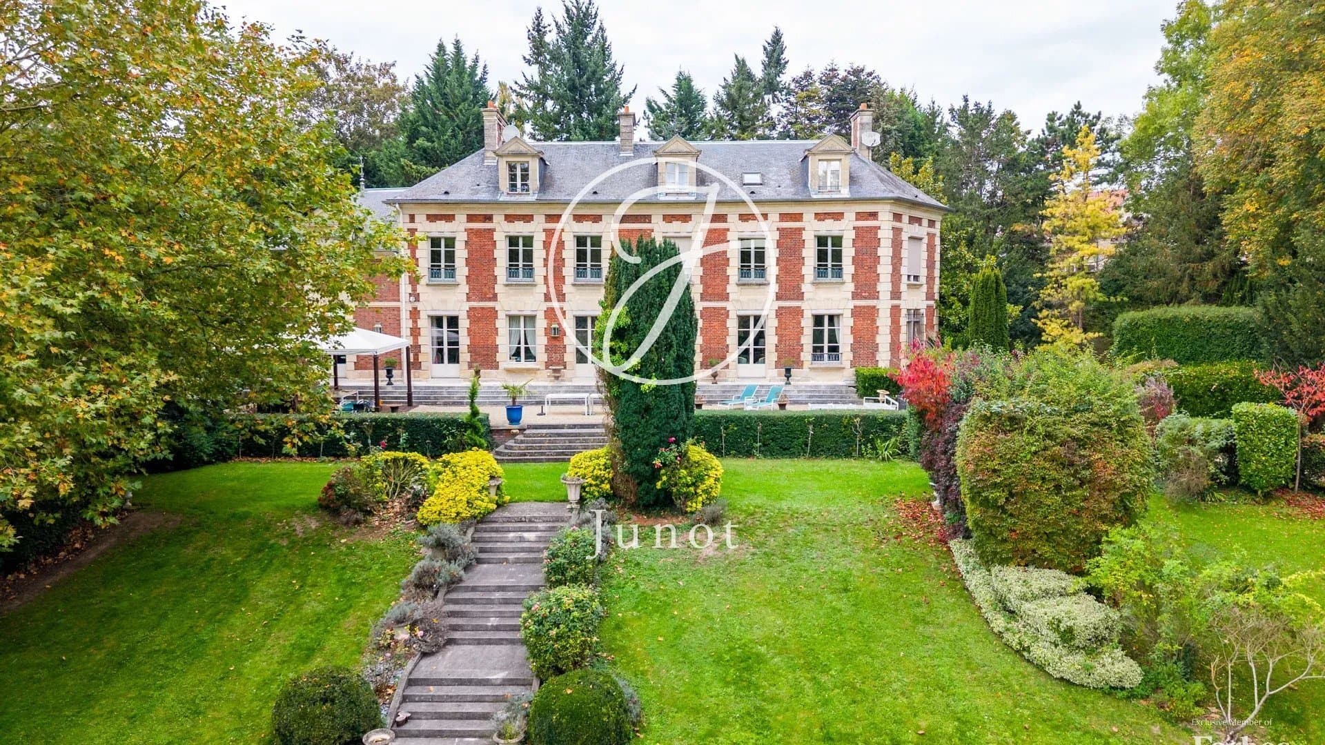 Historic Château With Tennis Court And Landscaped Gardens 3