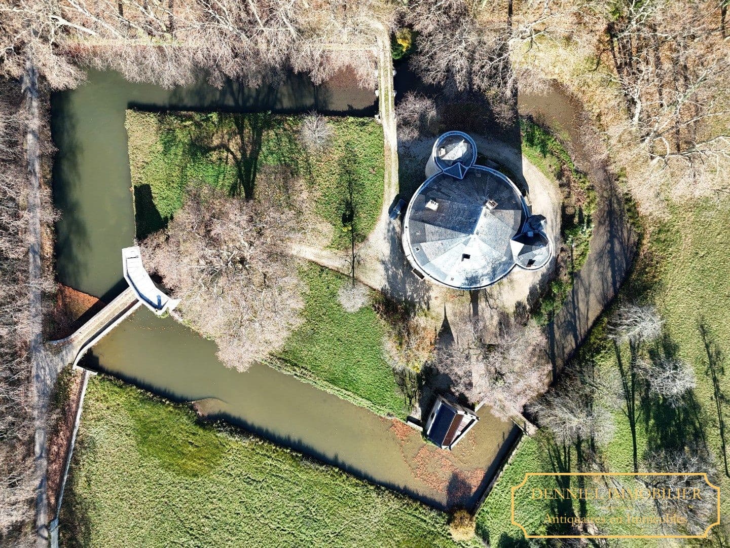Magnificent Château with Extensive Grounds and Historical Significance 5