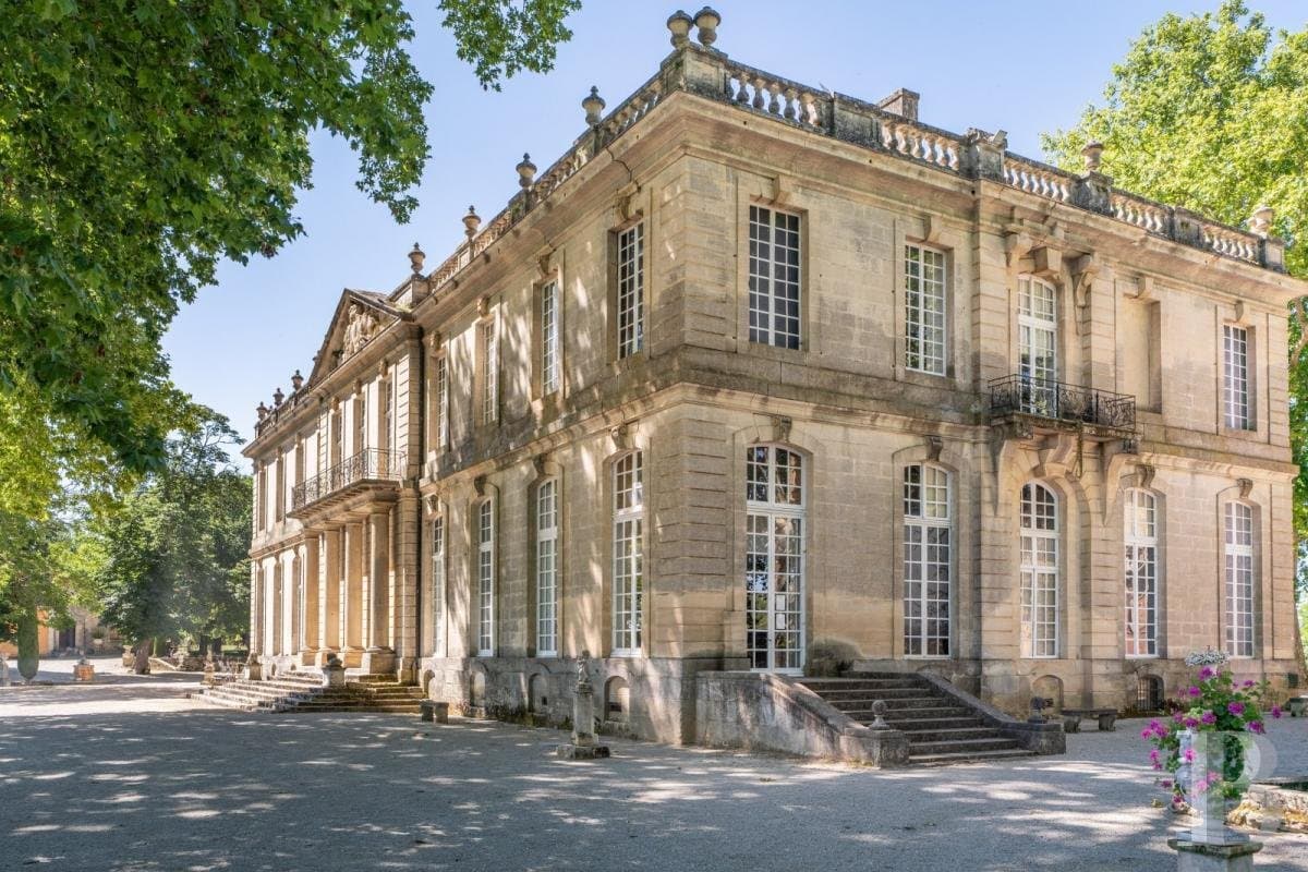 Elegant 18th Century Château With Guest Houses And Water Feature — Château for sale in France