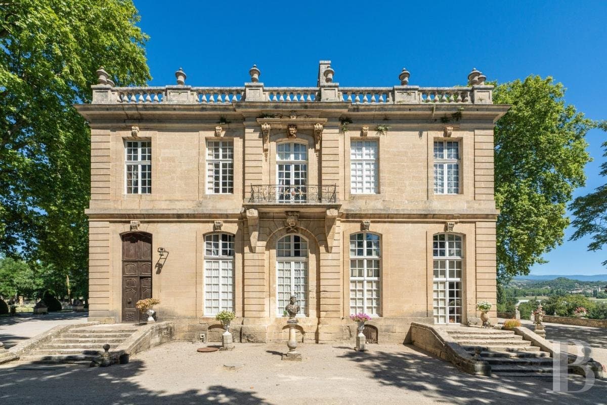 Elegant 18th Century Château With Guest Houses And Water Feature 2