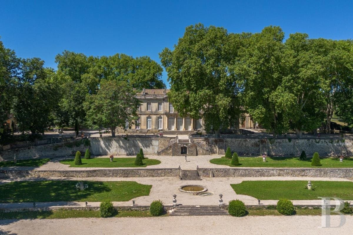 Elegant 18th Century Château With Guest Houses And Water Feature 3