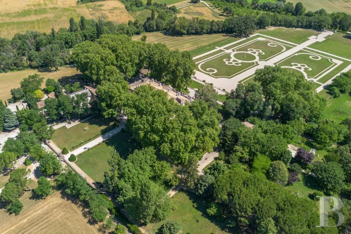 Elegant 18th Century Château With Guest Houses And Water Feature 4