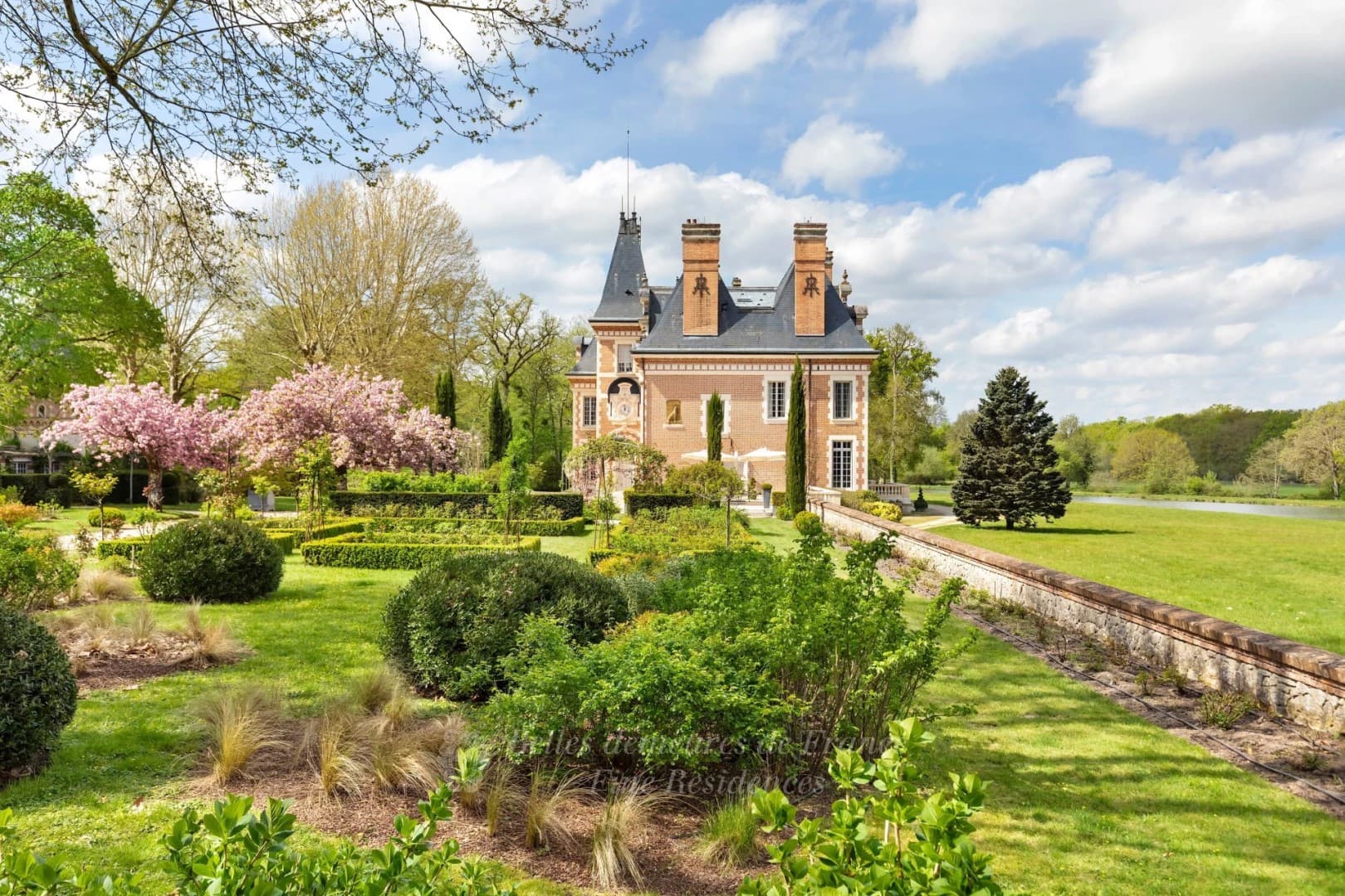 Revamped 19th Century Château With Swimming Pool And Hunting Facilities 4