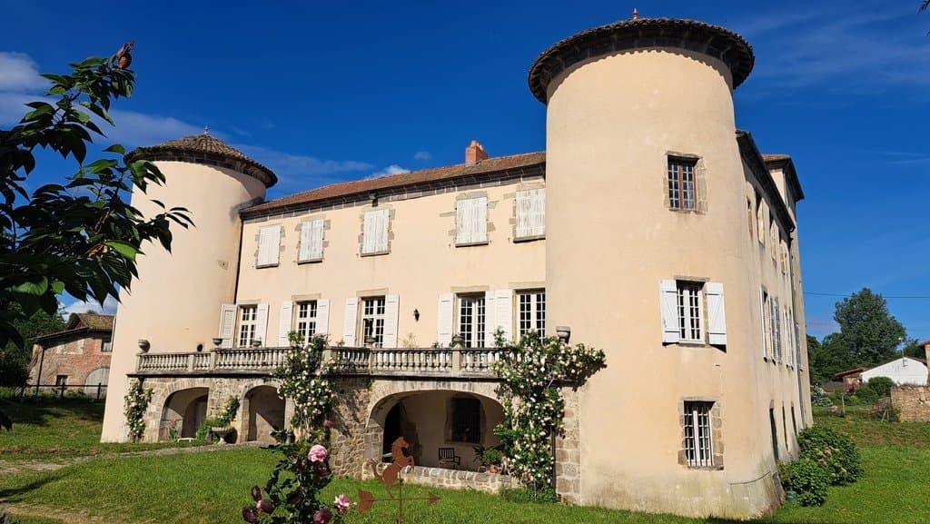 Renaissance Château With Independent Apartment And Expansive Grounds