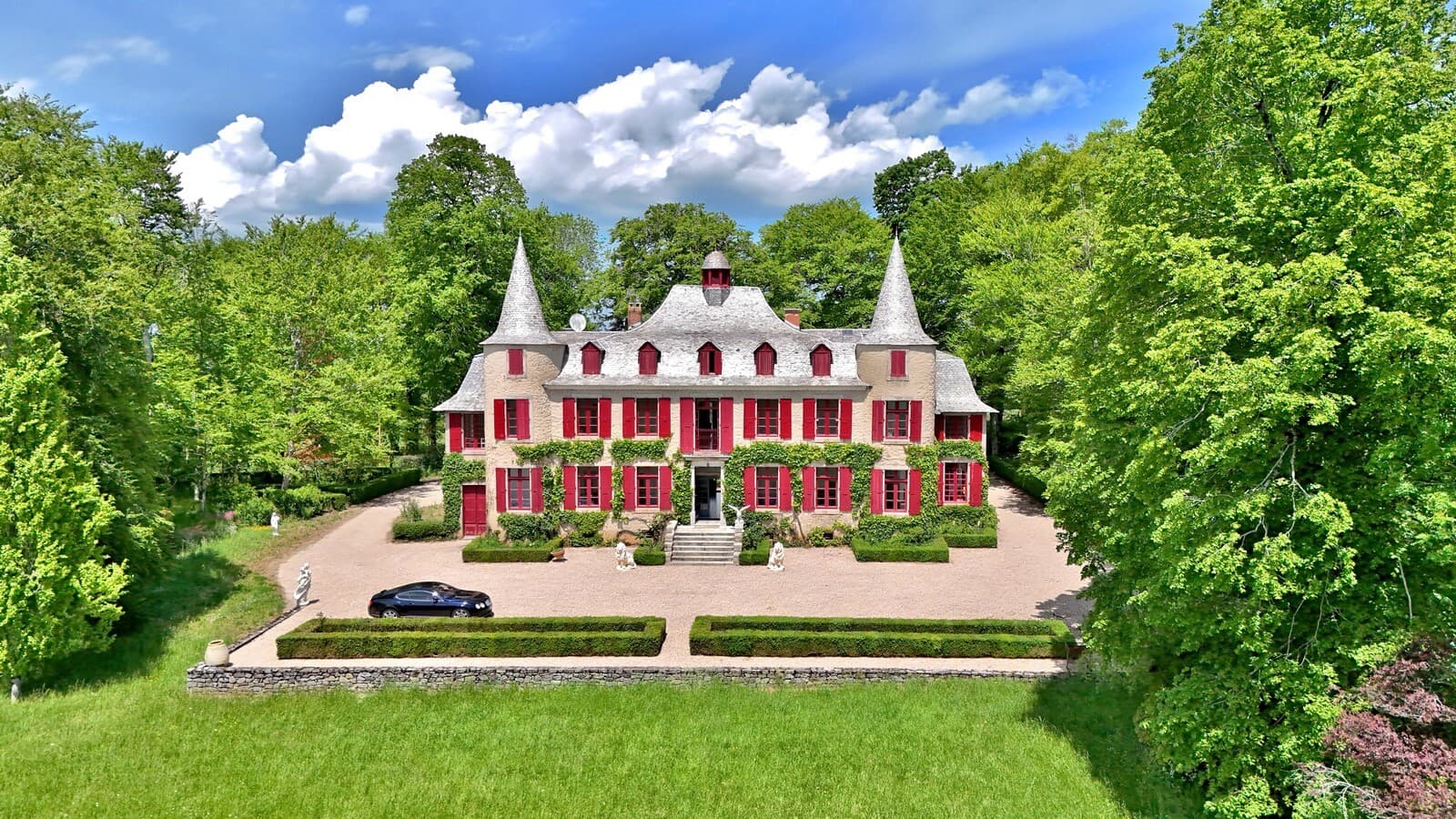 Spacious 19th Century Castle with 14 Bedrooms