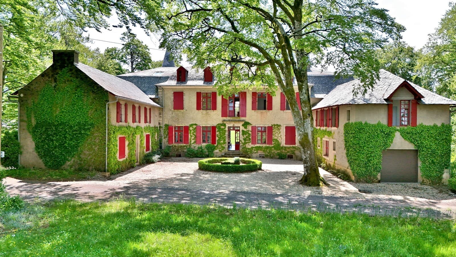 Spacious 19th Century Castle with 14 Bedrooms 4