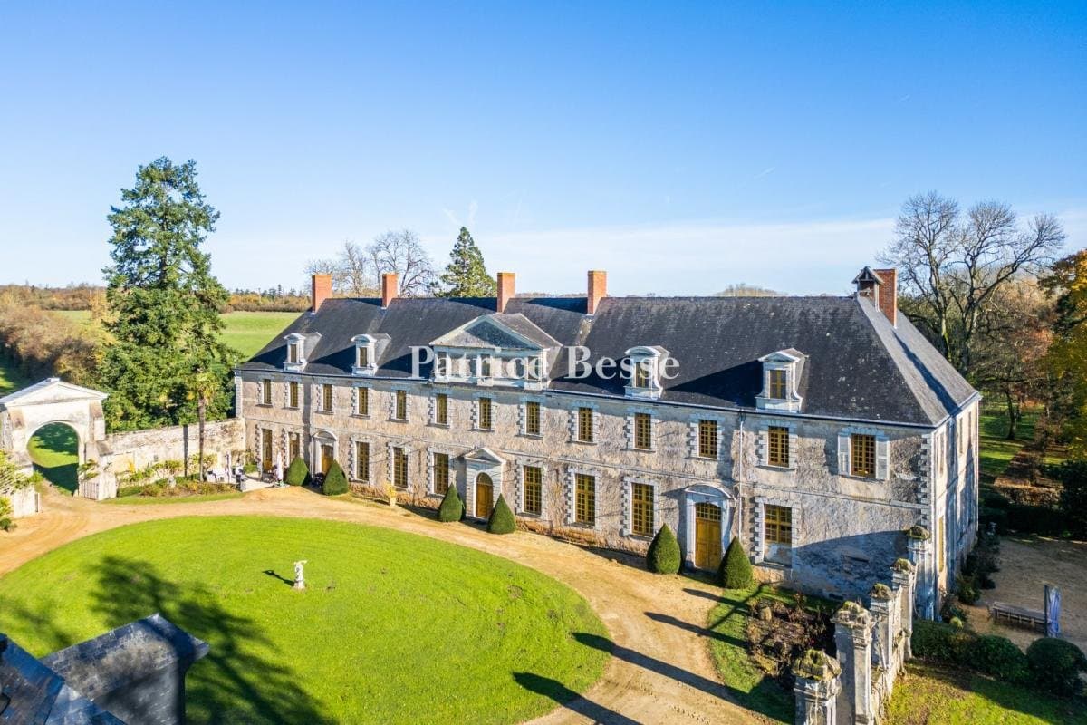 Historical 17th Century Château With Equestrian Facilities And Expansive Grounds 2