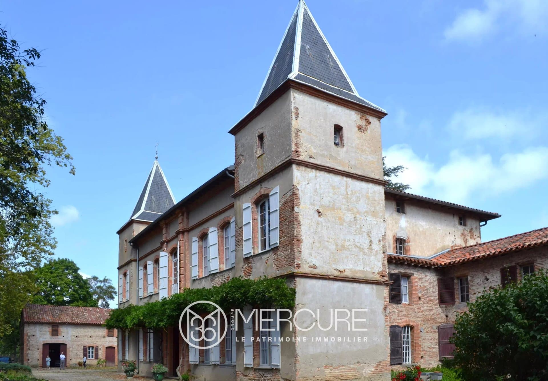 Beautiful Castle With 640 Sqm And 3 Hectares Of Park