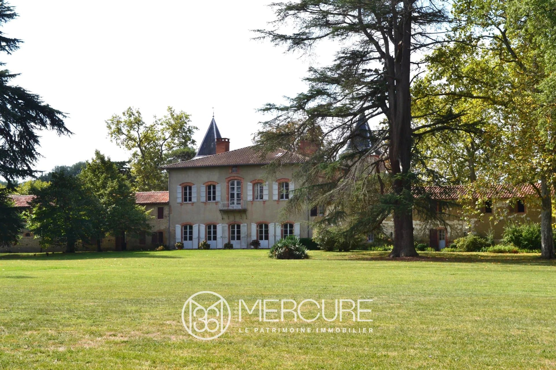 Beautiful Castle With 640 Sqm And 3 Hectares Of Park 2