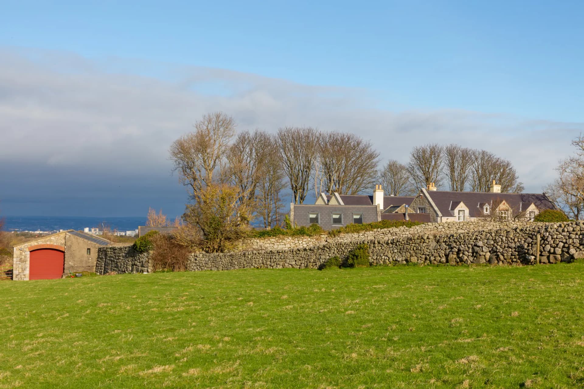 Elegant Georgian Residence with Panoramic Views and Detached Mews 4