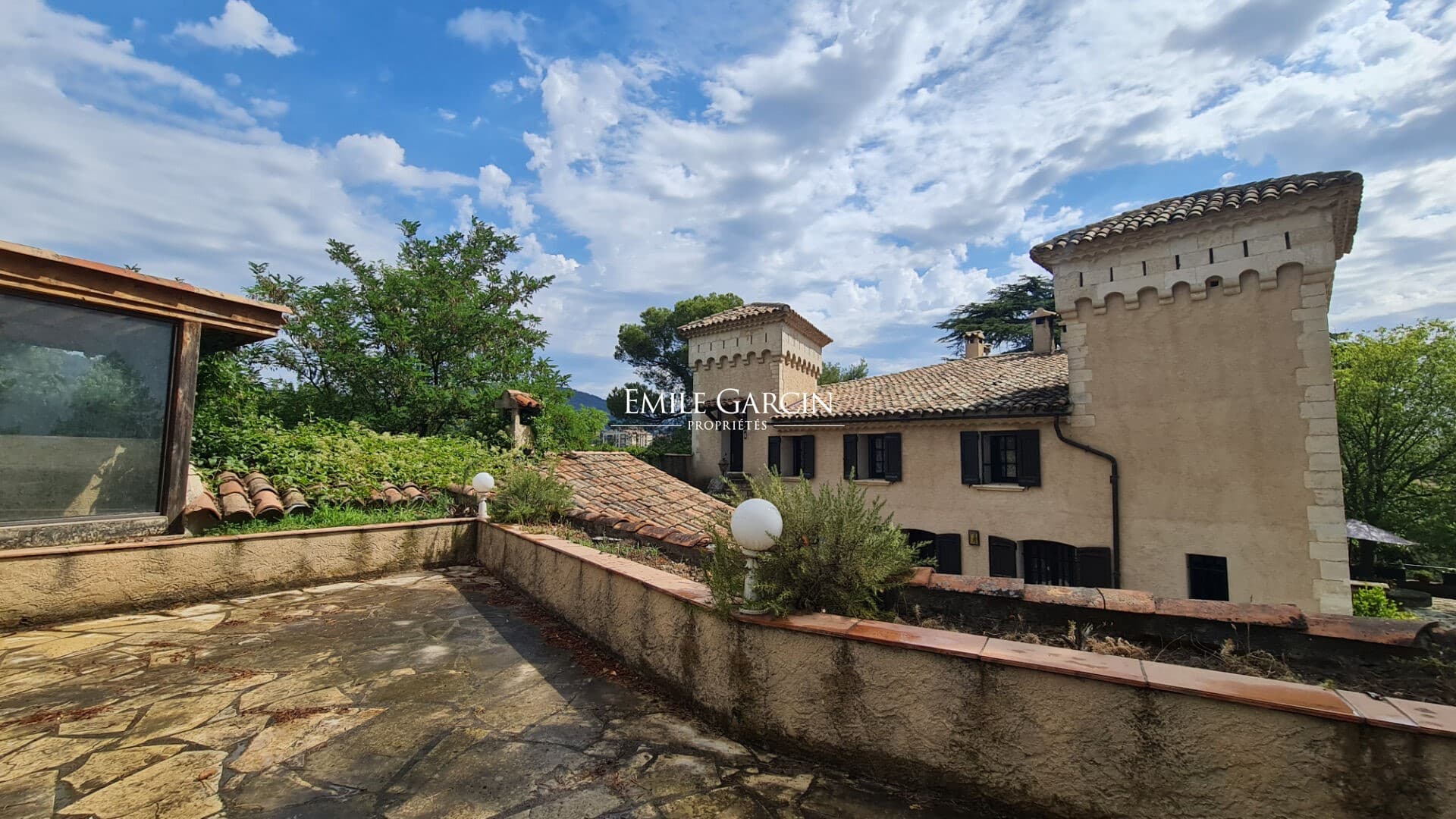 Historic Château with Indoor Pool and Landscaped Grounds 3
